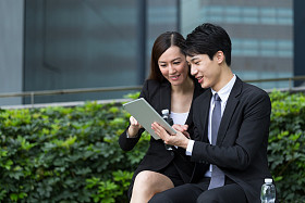 女商人和商人使用数字平板电脑