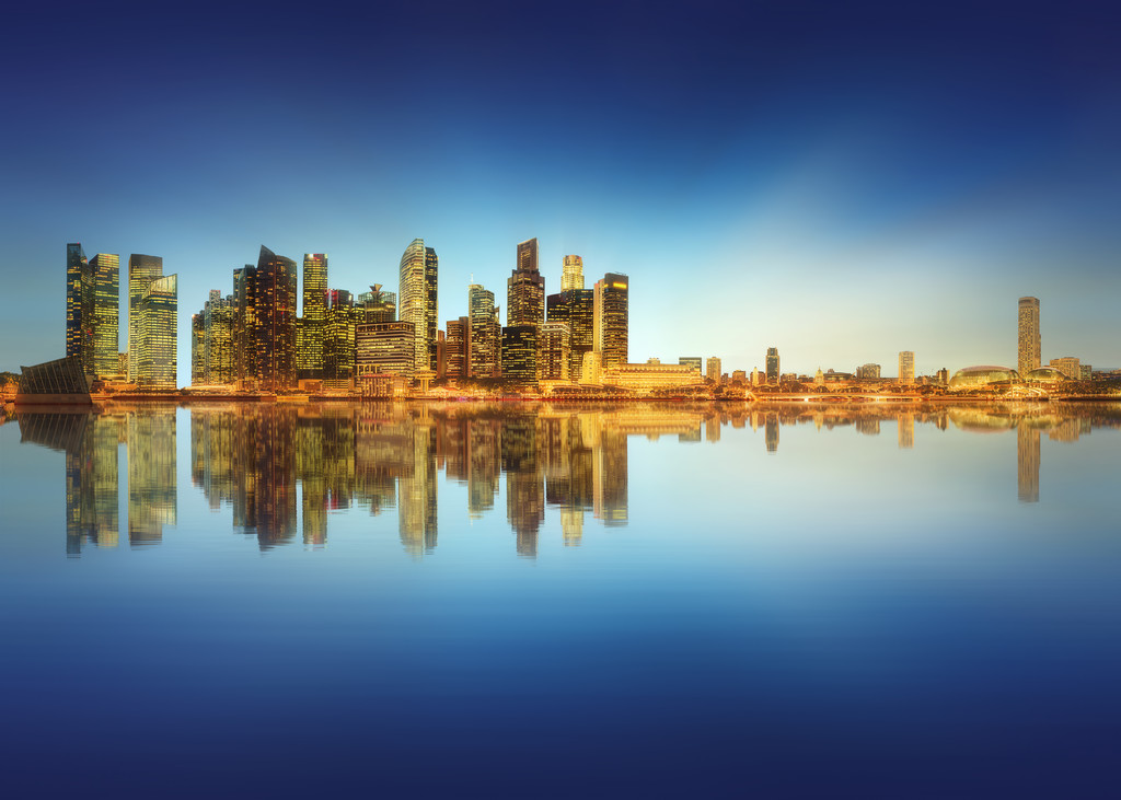 新加坡的天际线和视图的滨海湾 新加坡的天际线和视图的滨海湾