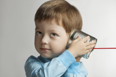 男孩聽(tīng)著錫罐電話圖片