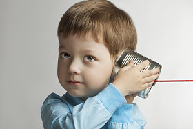 男孩听着锡罐电话图片