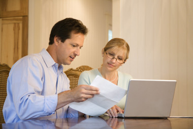 丈夫和妻子付賬單.圖片