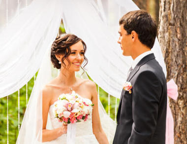 對夫婦結婚在戶外舉行婚禮儀式