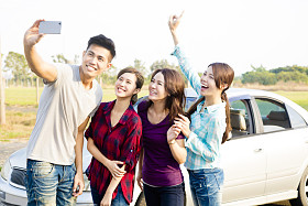 年轻人们享受客场之旅，使自拍照