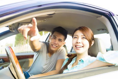 坐在車?yán)锏目鞓?lè)年輕夫婦圖片