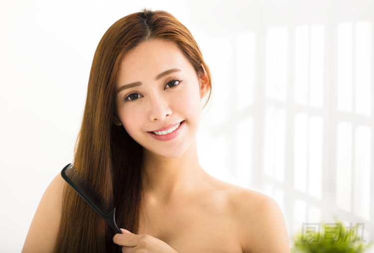 年輕美麗的女人在客廳里梳頭圖片