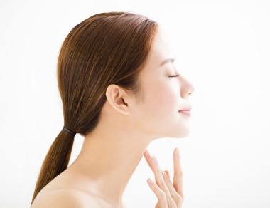 清潔臉的側(cè)面視圖年輕微笑女人 