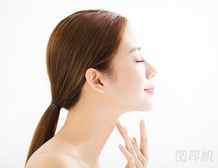 清潔臉的側(cè)面視圖年輕微笑女人 