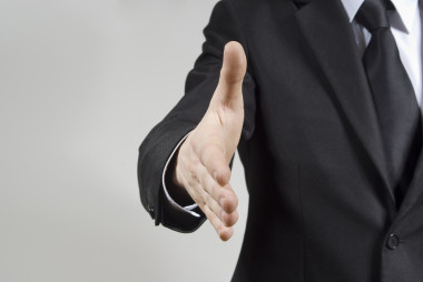 帥哥伸出他的手，迎接