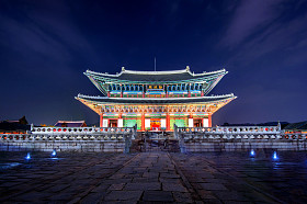 景福宫和银河系在晚上在首尔，韩国