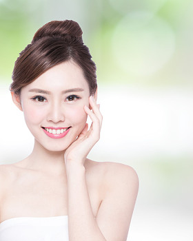 微笑和接触皮肤的女人图片