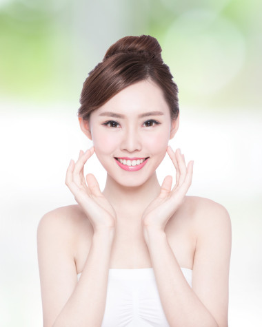 微笑和接触皮肤的女人照片