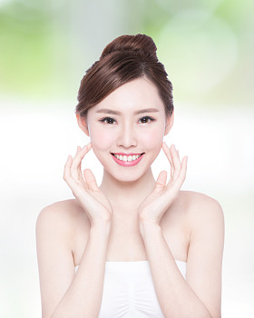 微笑和接触皮肤的女人照片