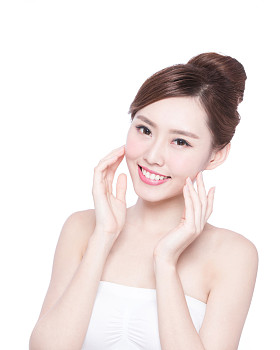 触摸她的皮肤的女人