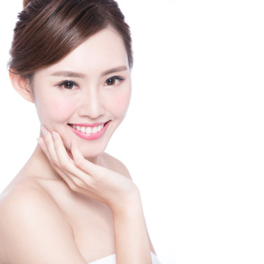 觸摸她的皮膚的女人