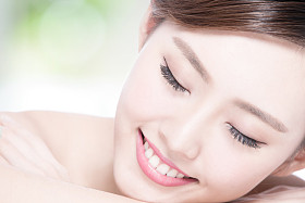 微笑有魅力的女人图片