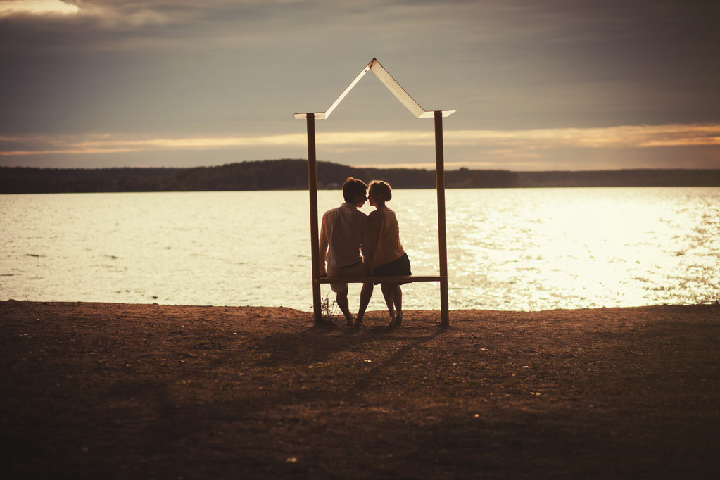 浪漫的情侣日落