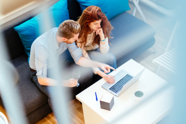 美麗的夫婦筆記本電腦上工作圖片