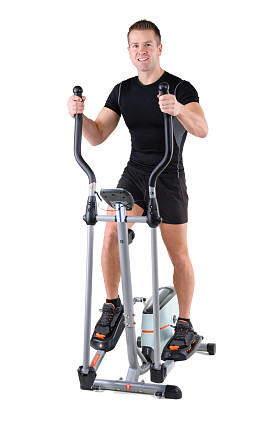 年轻人在椭圆机上锻炼照片