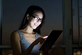 使用数字 tablet pc 的亚洲女人