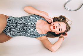 充满激情的年轻白人躺在白色浴室