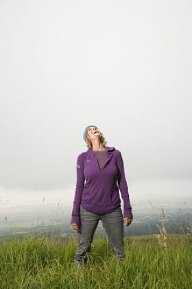 在字段中的女人