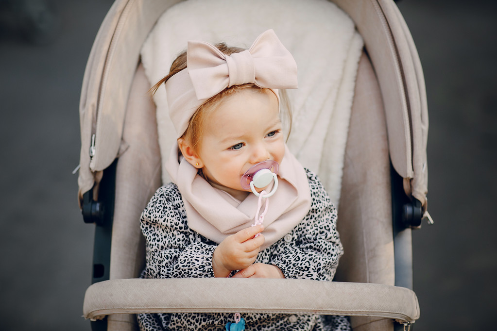 年轻的家庭,在公园散步 年轻的家庭,在公园散步