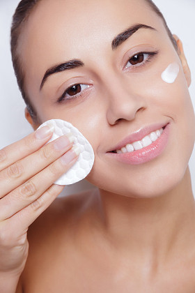 年轻女子爱着脸上的皮肤