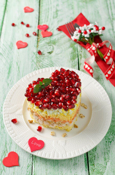 從節(jié)日餐桌上的蔬菜的分層的沙拉?；槎Y那天