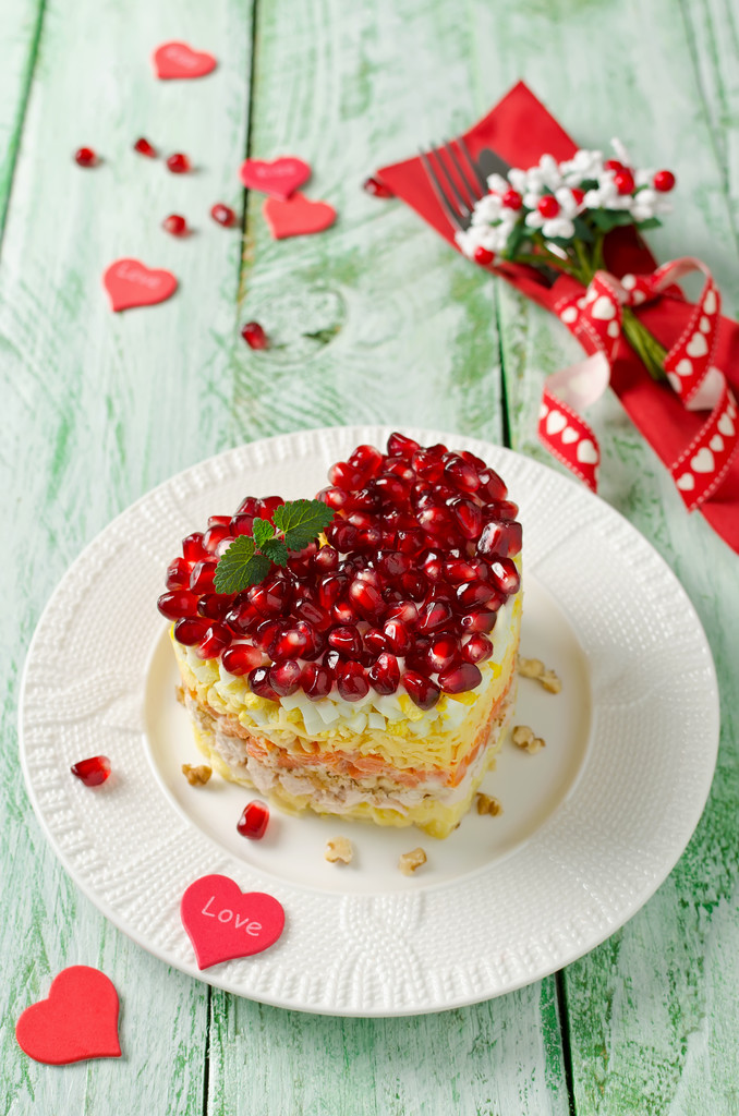 从节日餐桌上的蔬菜的分层的沙拉。婚礼那天 从节日餐桌上的蔬菜的分层的沙拉。婚礼那天