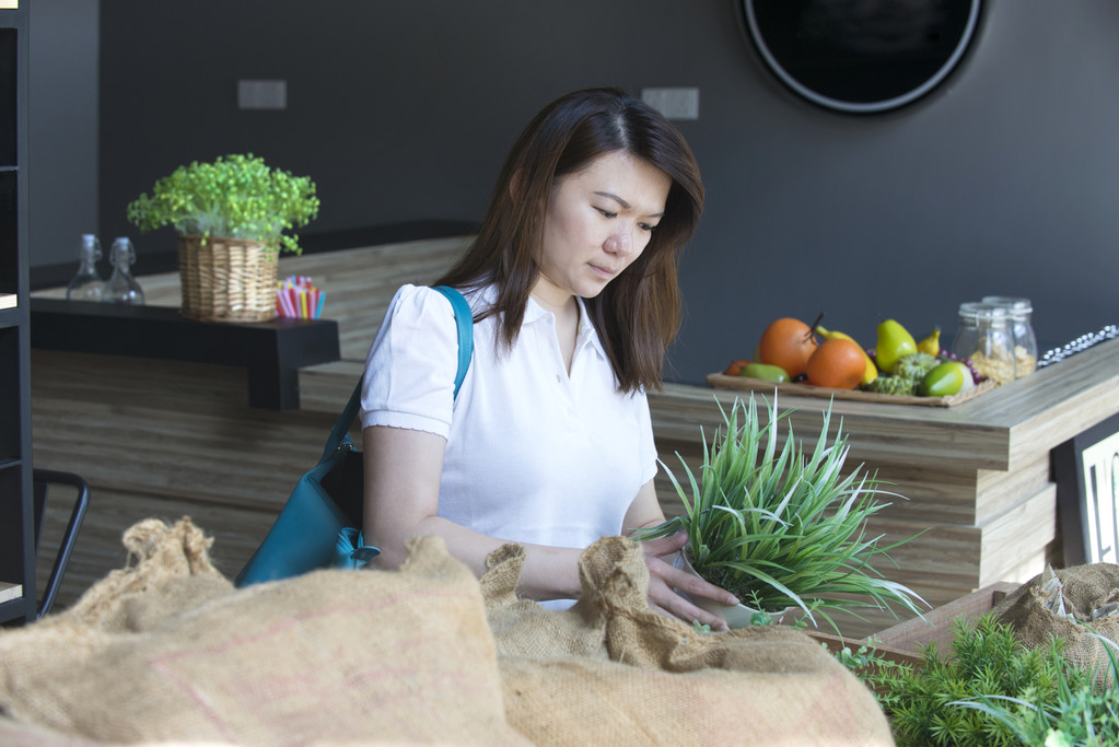 亚洲女孩在杂货店购物图片