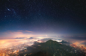 在夜晚睡火山