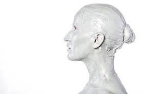 妇女在泥浆中面临.图片