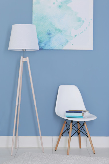 房間設計與白色落地燈