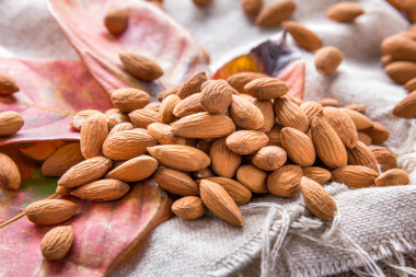 在堆上麻布杏仁圖片