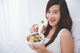 孕妇与水果碗图片