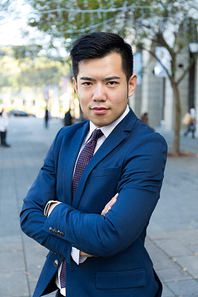 亚洲商人双臂交叉