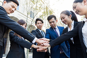 商界人士一起携手