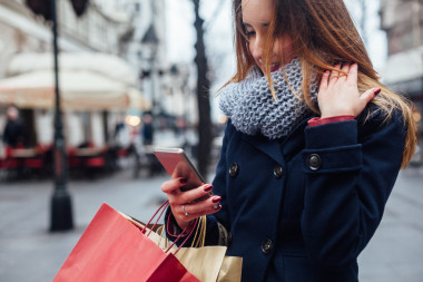 她的移動電話上的女人發(fā)短信圖片