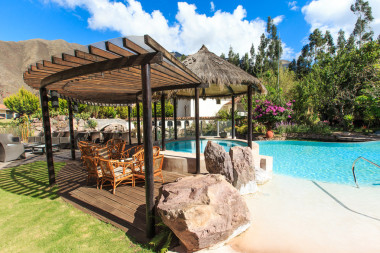 在美丽的花园游泳池图片