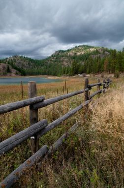 路邊湖山背景圖片