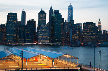 美國紐約市: 從布魯克林高地長廊日落時可以看到的城市標志性天際線, 著名的三分之一英里長的觀點, 可欣賞曼哈頓和東河的壯麗景色