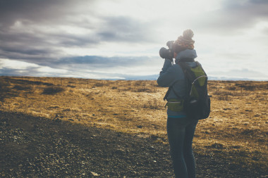 后視圖的女人穿著冬天的衣服圖片