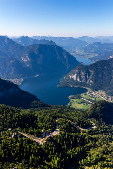 美丽的阿尔卑斯山查看从正前方山