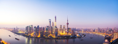 城市濱水區(qū)景觀和黎明照亮天際線