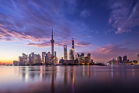 城市滨水区景观和黎明照亮天际线