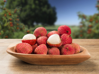 在木質(zhì)表面上的新鮮荔枝.圖片