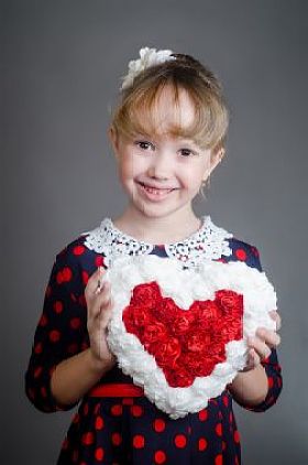 这个女孩手中握着的心和微笑