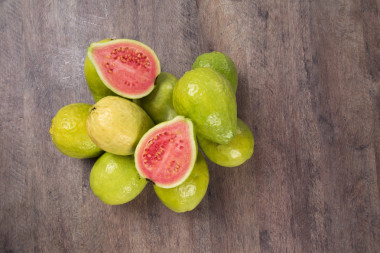 在条纹表面一些巴西番石榴.图片