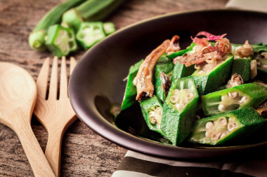 炸秋葵炒亞洲風格木制表面上的小