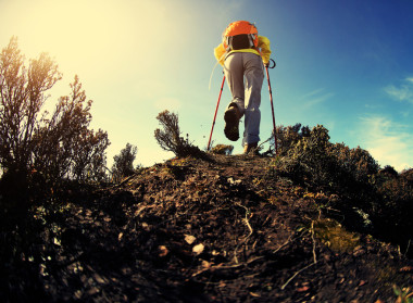 女人背包徒步旅行圖片